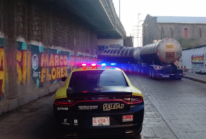 Lee más sobre el artículo Chofer abandonó tráiler cargado con gasolina en centro de SLP