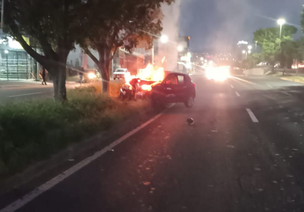 Lee más sobre el artículo Se incendia vehículo en Viaducto Centro Sur