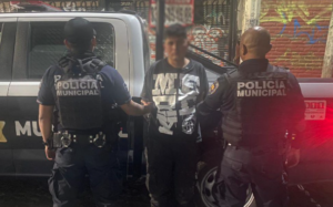 Lee más sobre el artículo Detienen a sujeto por agredir a policías en la colonia Villas de Santiago