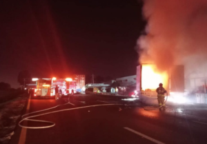 Lee más sobre el artículo Salvan a chofer tras incendio de su camioneta sobre la 57 en SJR