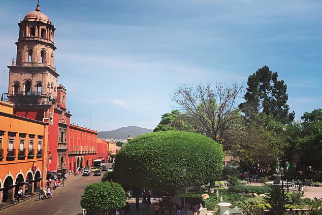 Lee más sobre el artículo Refuerzan recolección de basura en Centro Histórico por temporada alta