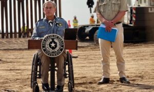 Lee más sobre el artículo Gobernador de Texas envía helicópteros y 400 soldados más a la frontera