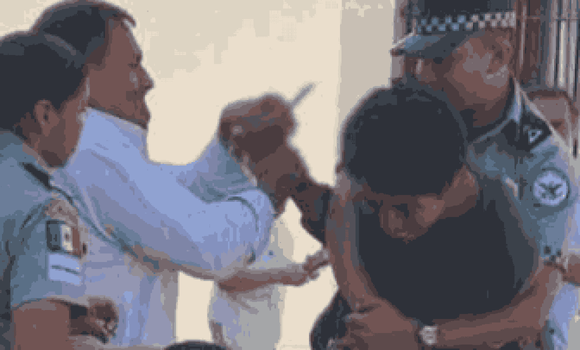 Lee más sobre el artículo Detienen a hombre armado con navaja en Plaza de Armas, Querétaro