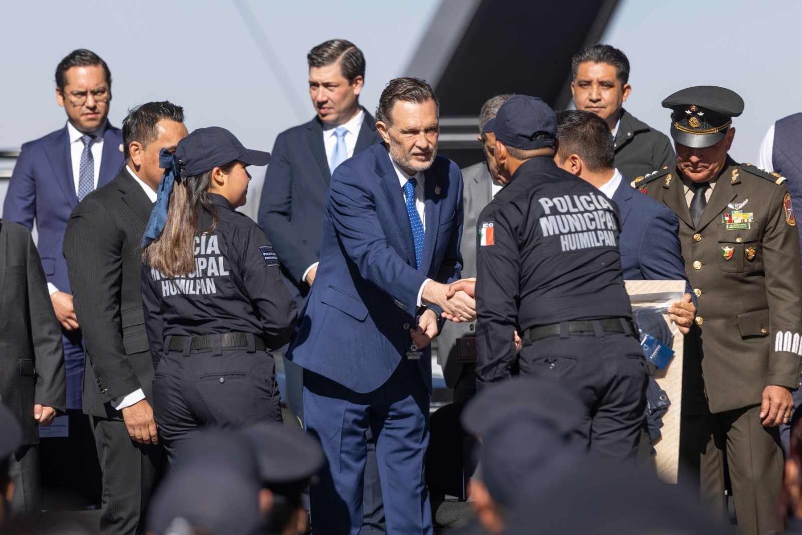 Lee más sobre el artículo Entrega Gobernador patrullas y equipamiento a corporaciones policiales