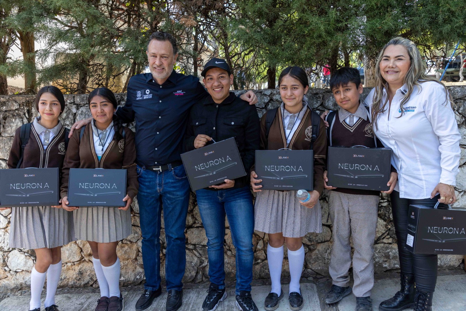 Lee más sobre el artículo Equipa Gobernador con computadoras a estudiantes de Landa de Matamoros