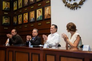 Lee más sobre el artículo Entrega Mauricio Kuri constancias del Diplomado Querétaro Inédito