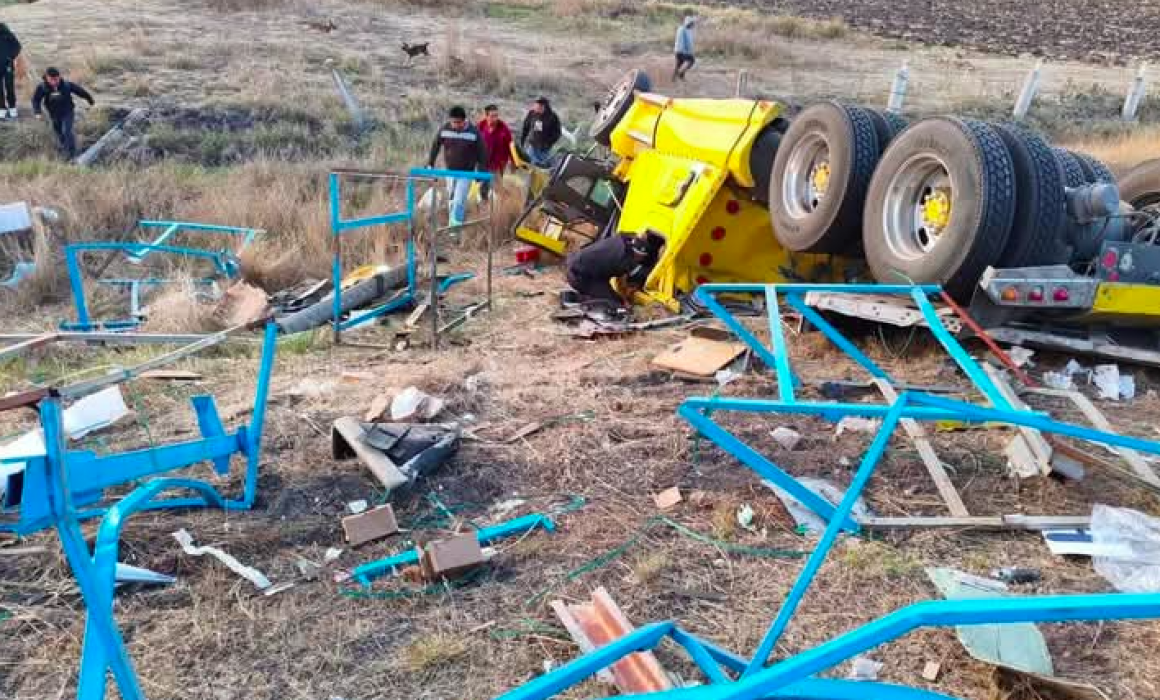 Lee más sobre el artículo Saquean motos tras volcadura de tráiler madrina en el Arco Norte