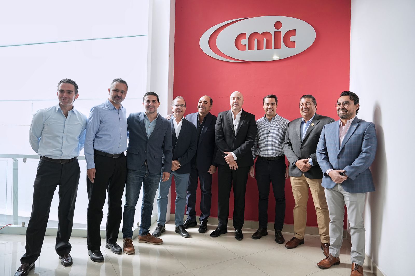 Lee más sobre el artículo Se reúne Felifer Macías con integrantes de la CMIC