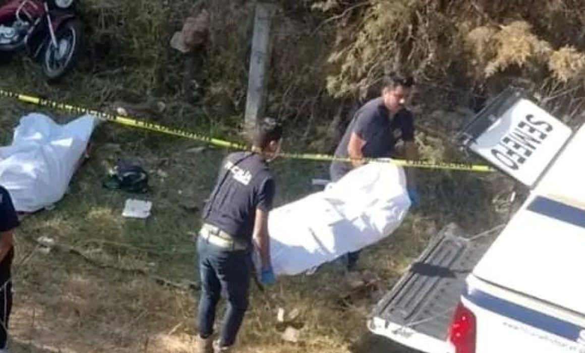 Lee más sobre el artículo Caen motociclistas a un barranco al circular en carretera de Michoacán