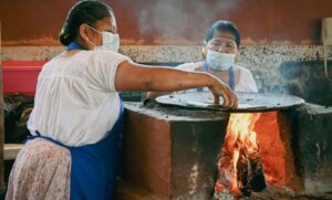Lee más sobre el artículo Convocan a cocineras tradicionales queretanas para el Ar Tai 2025