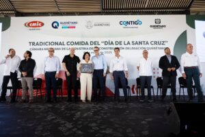 Lee más sobre el artículo Preside Gobernador tradicional comida de la Santa Cruz con integrantes de la CMIC