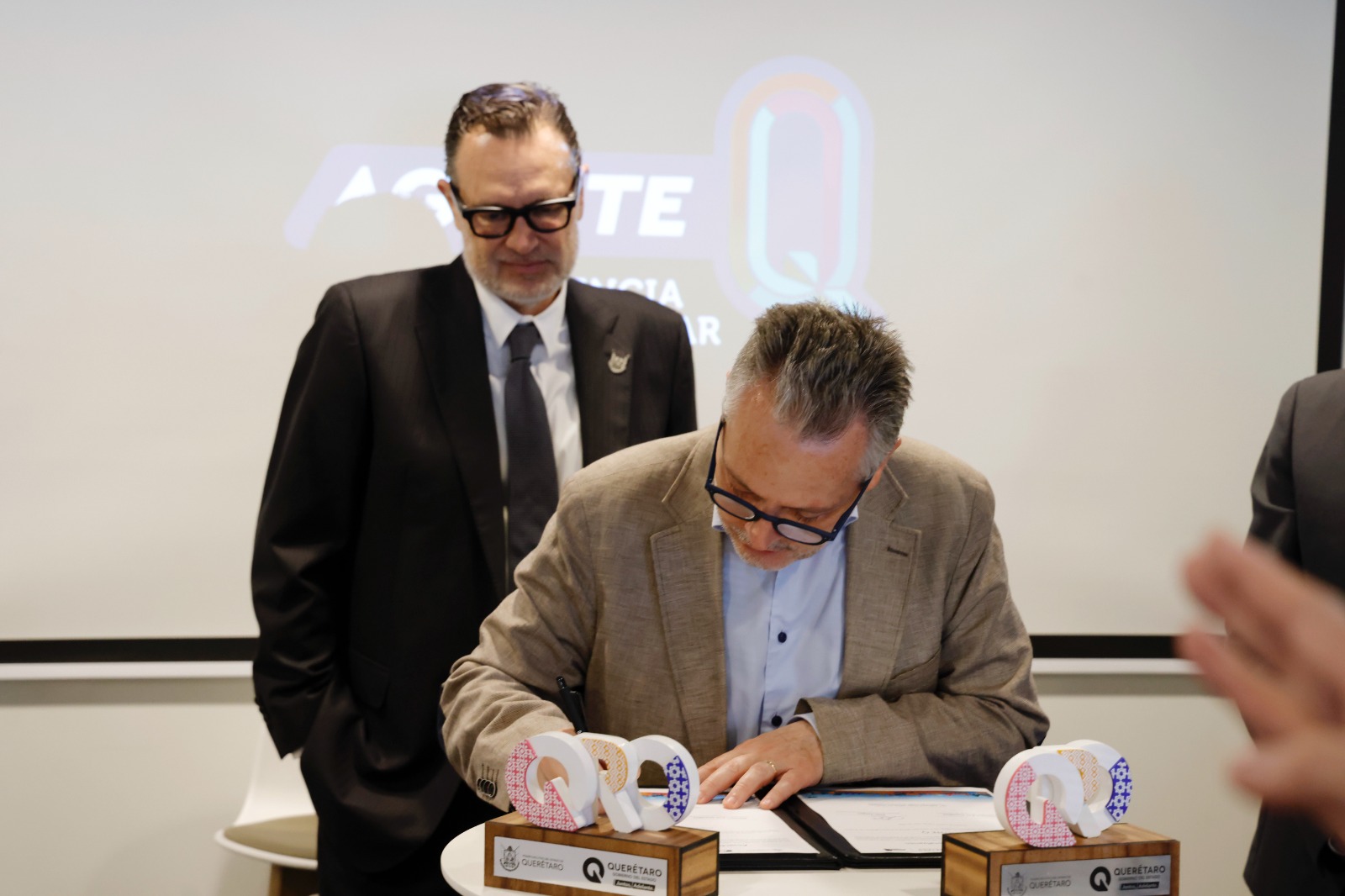 Lee más sobre el artículo Firma Mauricio Kuri convenio con Ávoris Travel School