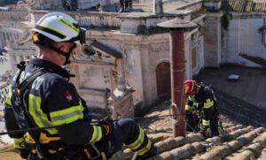 Lee más sobre el artículo Lista la chimenea que anunciará la elección del nuevo Papa