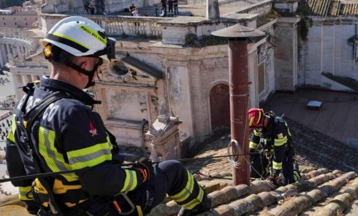 Lee más sobre el artículo Lista la chimenea que anunciará la elección del nuevo Papa