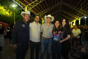 Lee más sobre el artículo Asiste Felifer Macías al primer día del Santa Rosa Fest