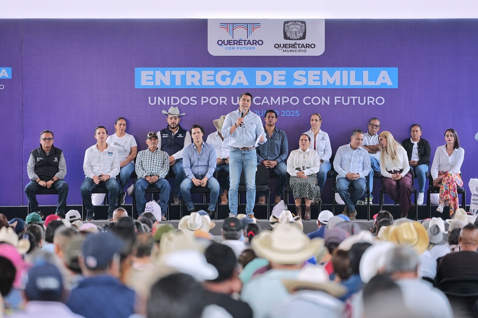 Lee más sobre el artículo Encabeza Felifer Macías entrega de semillas a productores de Santa Rosa Jáuregui y Felipe Carrillo Puerto