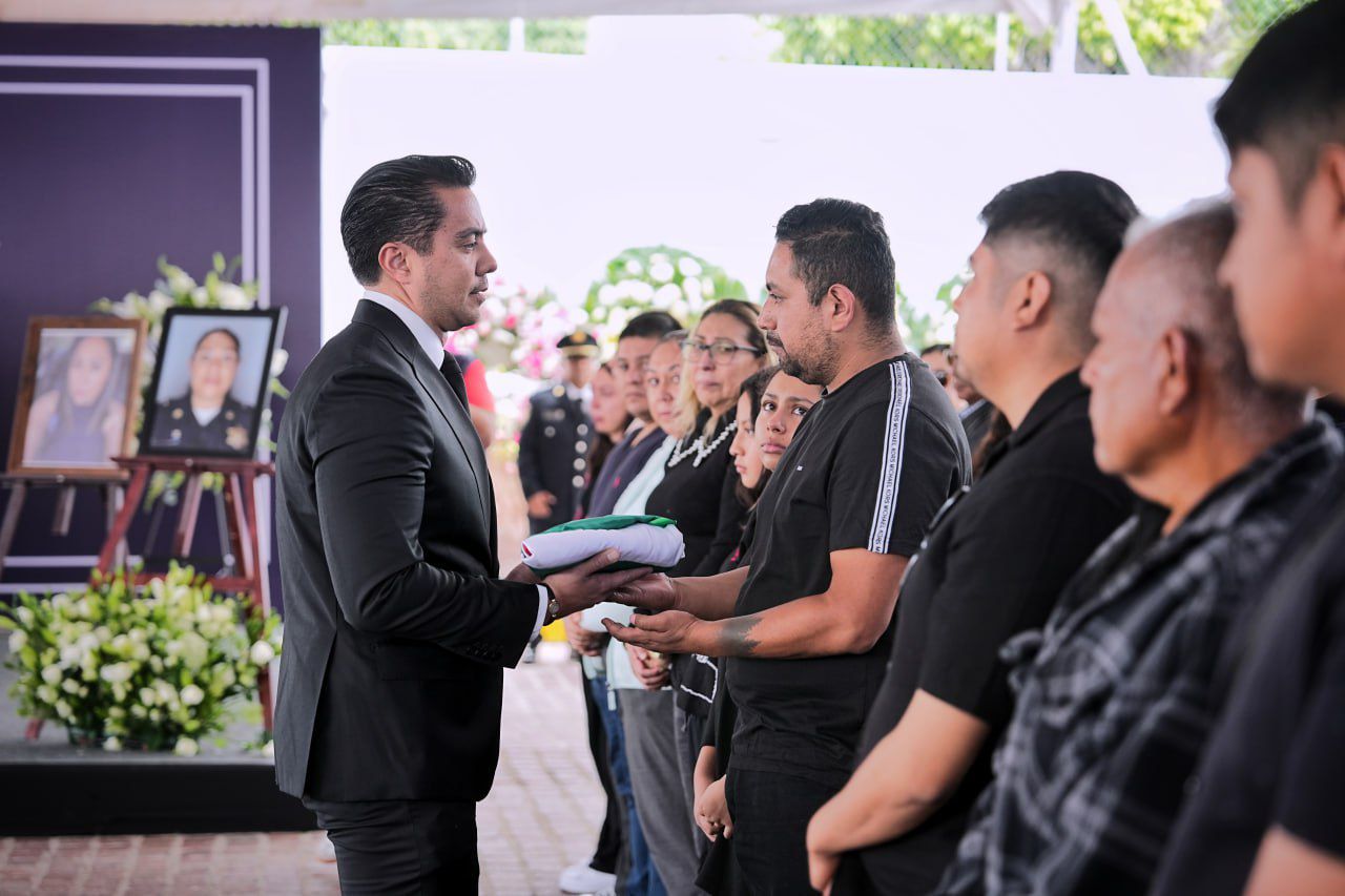 Lee más sobre el artículo Felifer Macías honra la memoria de la oficial Lorena Hernández Hernández