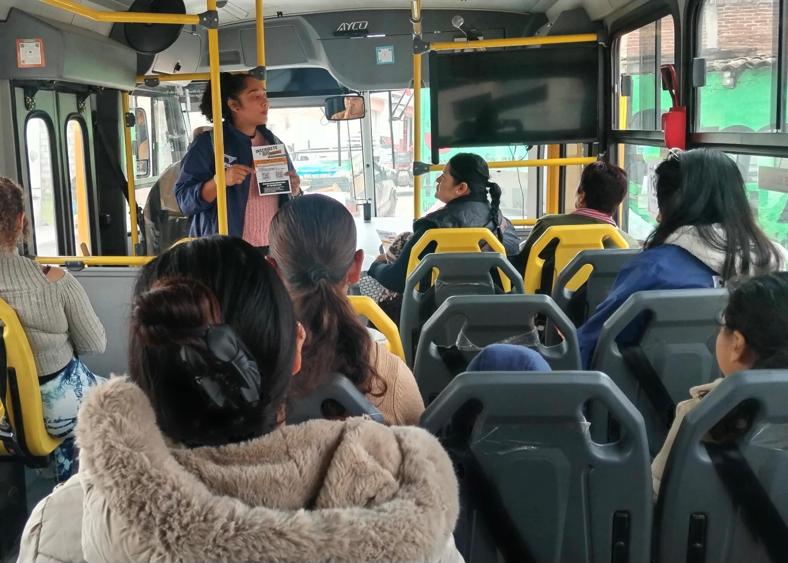 Lee más sobre el artículo Con módulo y jornadas informativas, asiste Semov a SRJ para inscripciones al Bus Comunitario