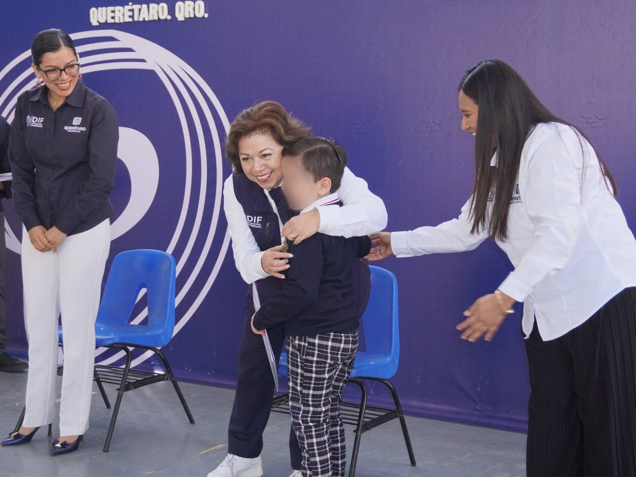 Lee más sobre el artículo Asiste la presidenta del DIF Municipal de Querétaro, Adriana Olvera de Macías, a la entrega de certificados de las y los alumnos graduados de los preescolares