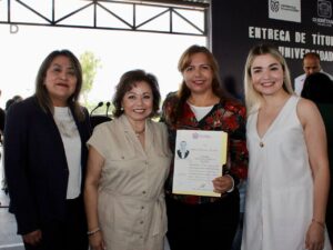 Lee más sobre el artículo DIF Municipal y Secretaría de la Mujer celebran entrega de títulos de maestría en la Universidad de las Mujeres