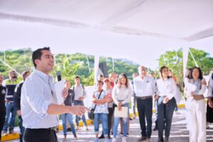 Lee más sobre el artículo Asiste Felifer Macías a entrega de obra de mejoramiento de calles en la comunidad de Mompaní