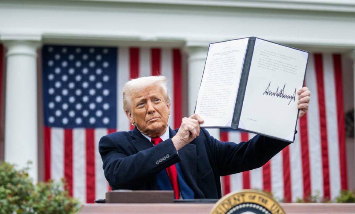 Lee más sobre el artículo Retrasa Trump aplicación de aranceles para evitar impacto inmediato