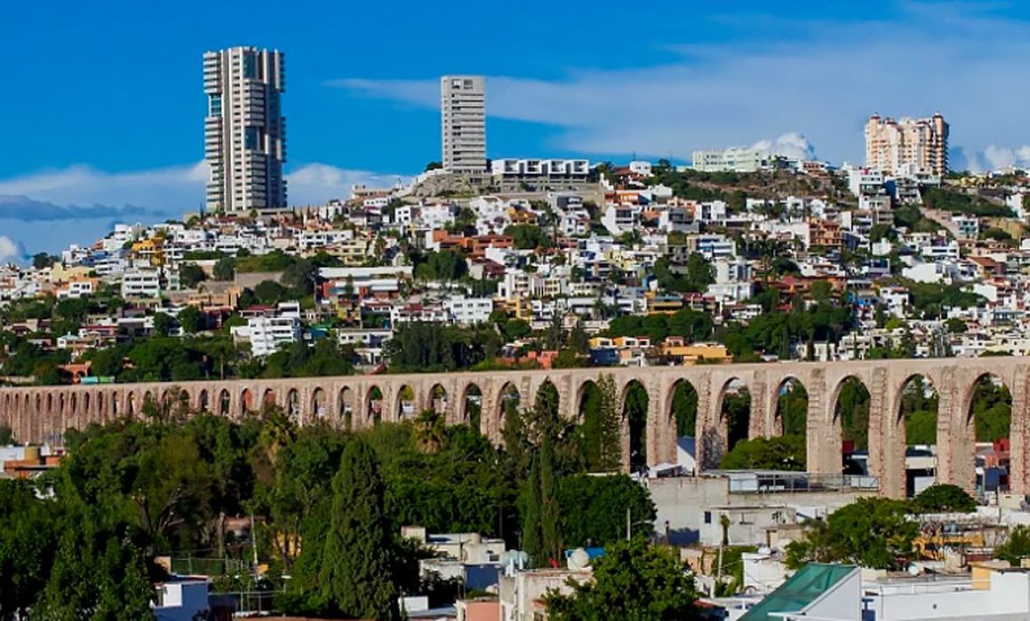 Lee más sobre el artículo Se debe trabajar en equipo por Querétaro: Eric Gudiño, tras entregar informe de Kuri