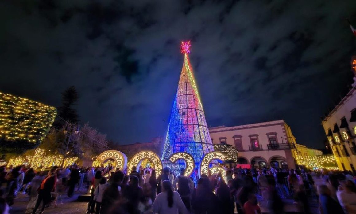 Lee más sobre el artículo Más de 35 mil visitantes disfrutan la ruta navideña en el Centro de Querétaro