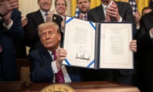 Lee más sobre el artículo Firma Trump orden para imponer aranceles a país que venda petróleo a Cuba
