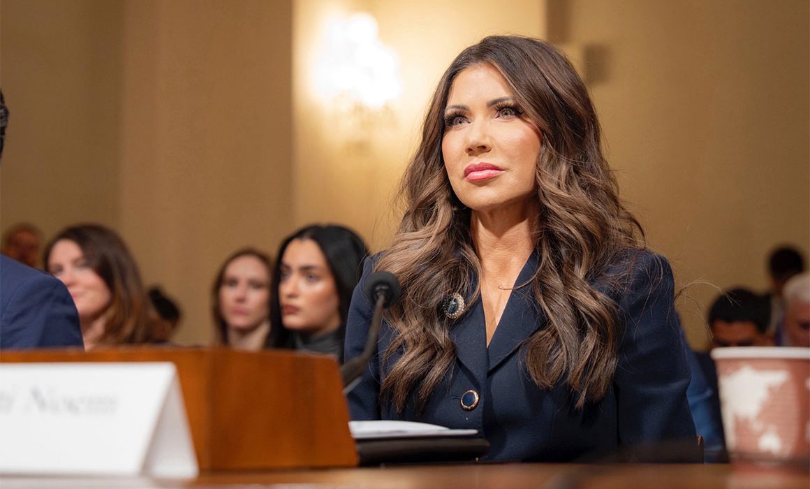 Lee más sobre el artículo Amenazan a Kristi Noem durante protestas contra el ICE en NY