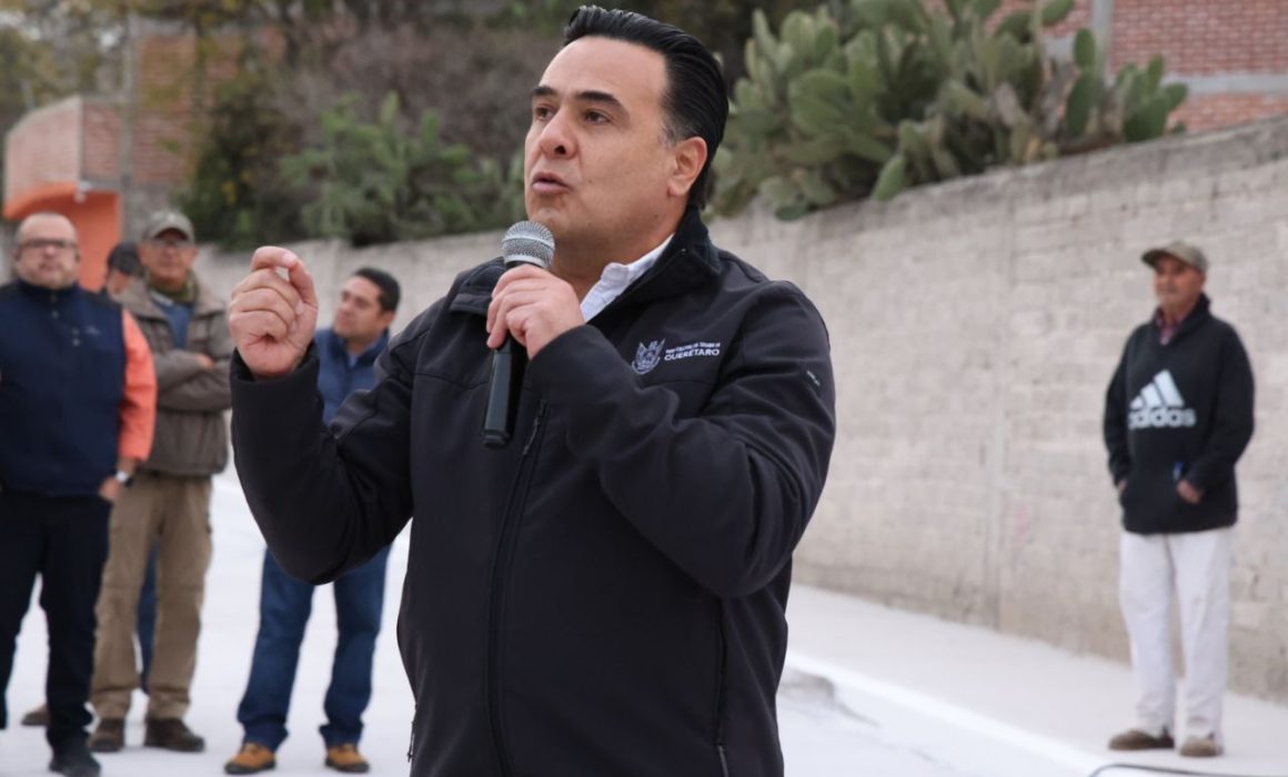 Lee más sobre el artículo Entrega Luis Nava rehabilitación de calle Agustín Saldaña en Huimilpan