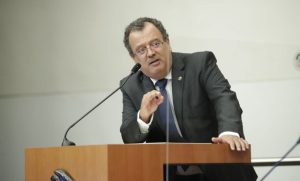 Lee más sobre el artículo Gilberto Herrera destaca que FGR negó estafa maestra en su periodo en la UAQ.