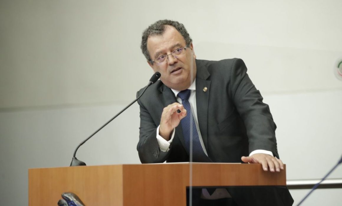 Lee más sobre el artículo Gilberto Herrera destaca que FGR negó estafa maestra en su periodo en la UAQ.