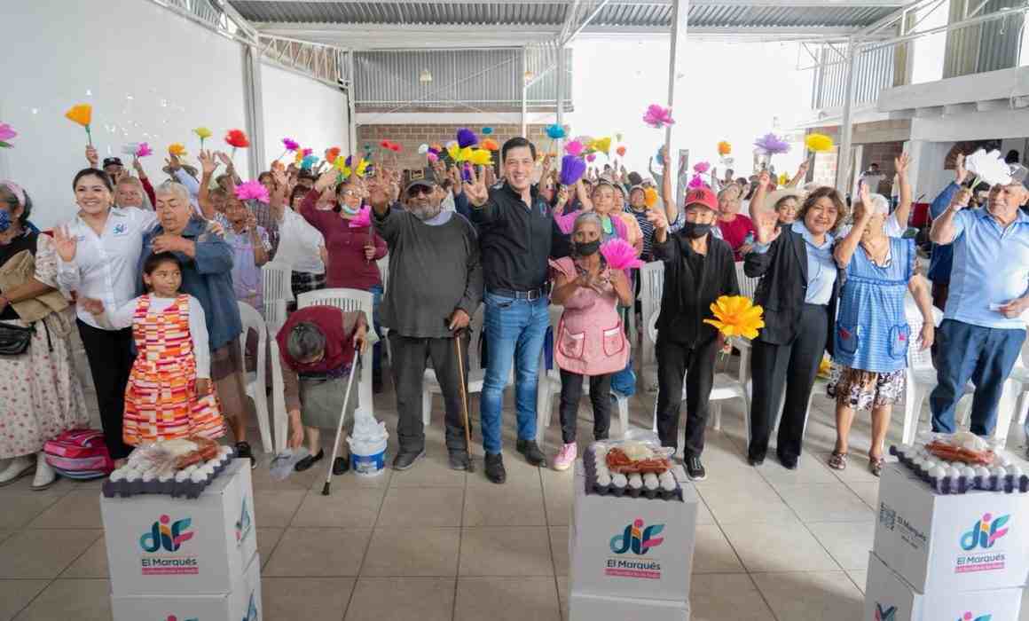 Lee más sobre el artículo Entrega Rodrigo Monsalvo despensas a adultos mayores en El Marqués