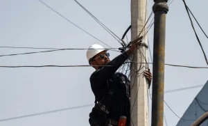 Lee más sobre el artículo Avanza retiro de cableado y objetos en vía publica de Querétaro