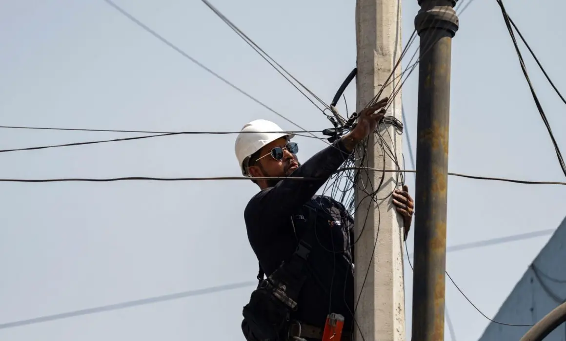 Lee más sobre el artículo Avanza retiro de cableado y objetos en vía publica de Querétaro