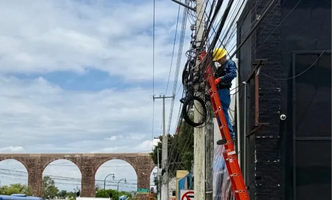 Lee más sobre el artículo Retiran 4.5 toneladas de cableado en desuso en la capital queretana