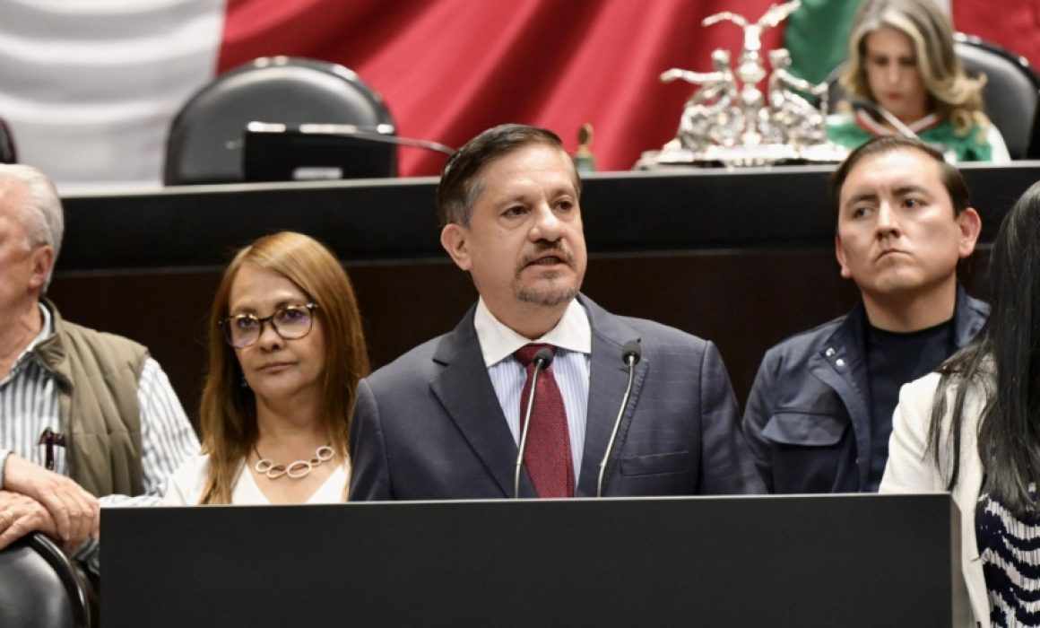 Lee más sobre el artículo Propone Luis Humberto Fernández ley para proteger a menores en entornos digitales