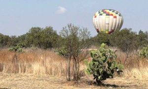 Lee más sobre el artículo Realiza globo aterrizaje forzoso en Teotihuacán por falta de combustible