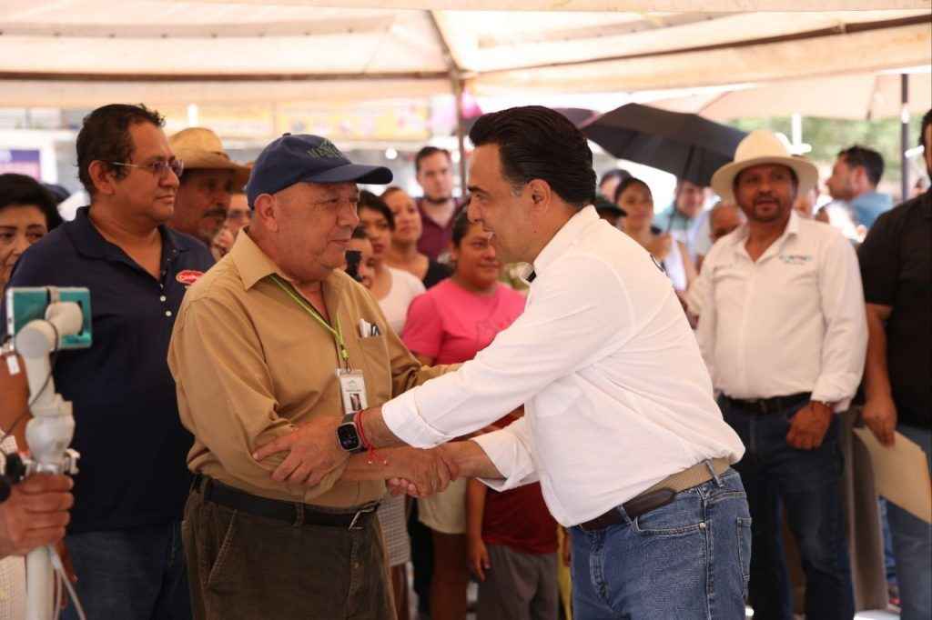 Lee más sobre el artículo Entrega Luis Nava obra social en Jalpan de Serra