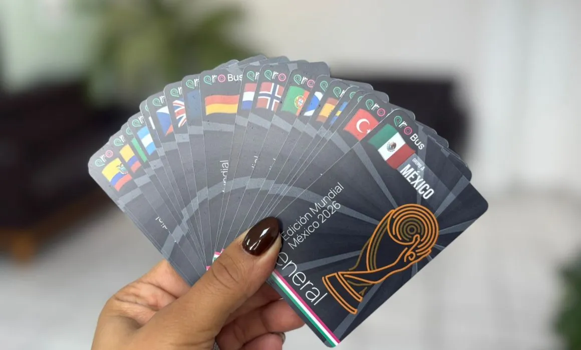 Lee más sobre el artículo Analizan premiar a quien reúna las 48 tarjetas Qrobús del Mundial