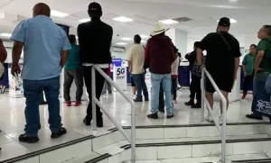 Lee más sobre el artículo Usuarios esperan horas para reactivar líneas celulares suspendidas