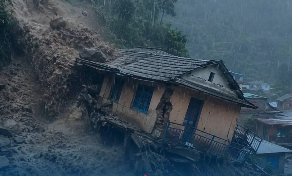 Lee más sobre el artículo Dejan deslizamientos 10 muertos y un desaparecido en Nepal