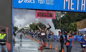 Lee más sobre el artículo Emmanuel Reyes gana el Querétaro Maratón 2026