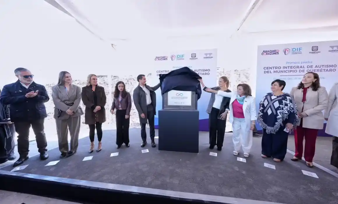 Lee más sobre el artículo Coloca Felifer Macías primera piedra del Centro Integral de Autismo