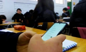 Lee más sobre el artículo Escuelas de Querétaro refuerzan medidas para regular celulares