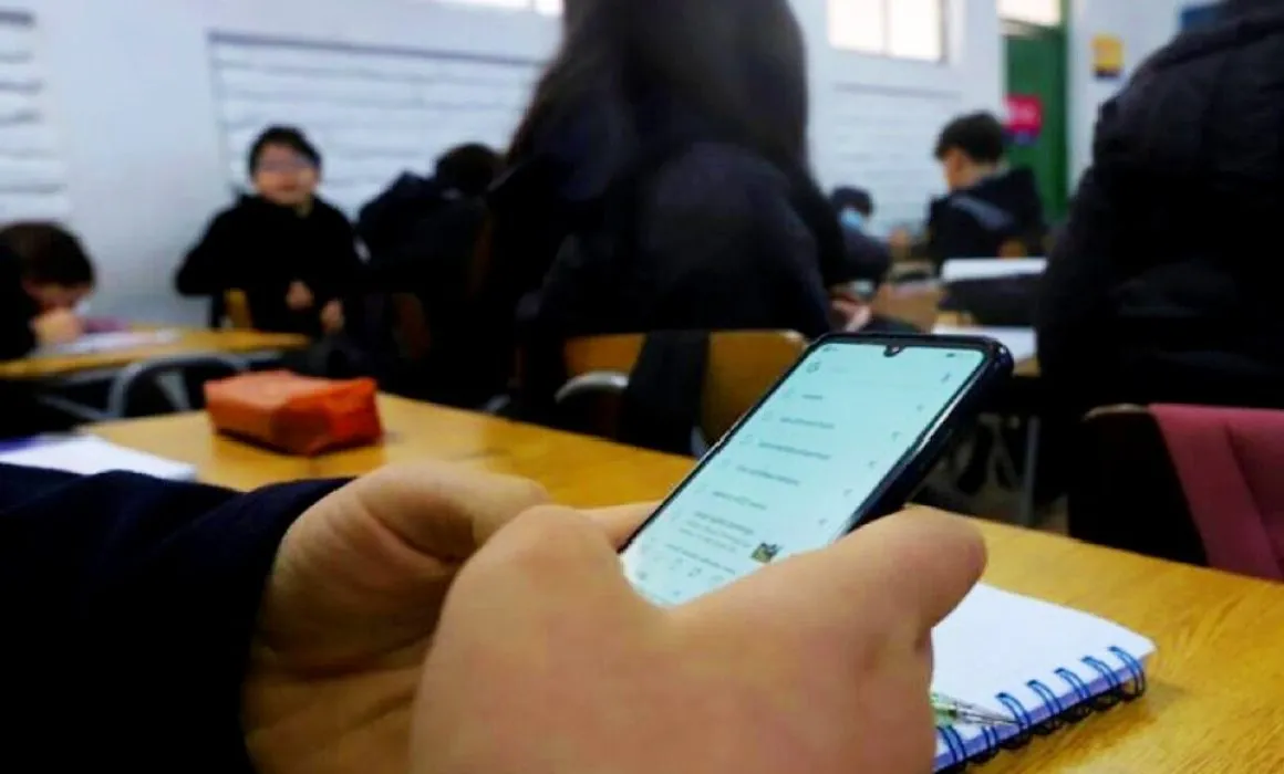Lee más sobre el artículo Escuelas de Querétaro refuerzan medidas para regular celulares